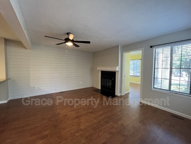 Building Photo - 4878 E Kentucky Dr