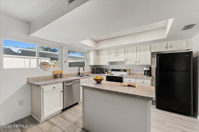 Foto del edificio - 8140 Sutton Pl N