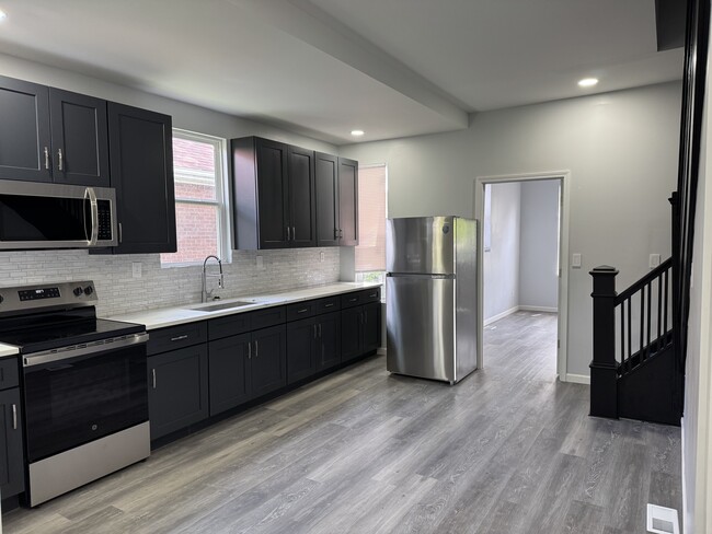 Eat-In Kitchen - 826 Sycamore St
