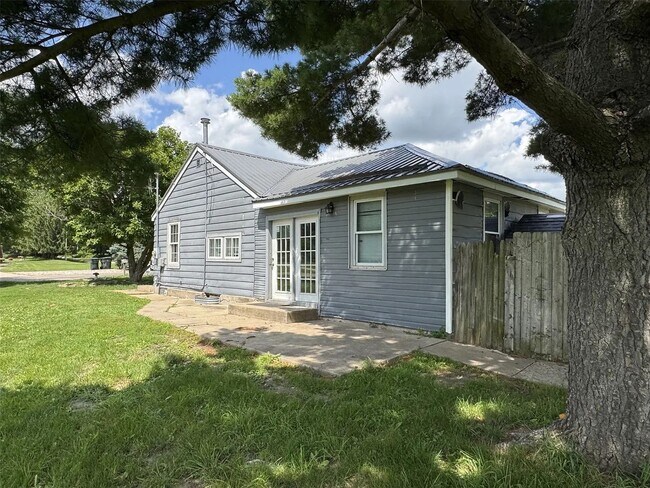 Foto del edificio - Cozy 2-Bedroom Cedar Rapids Home With Large Yard!