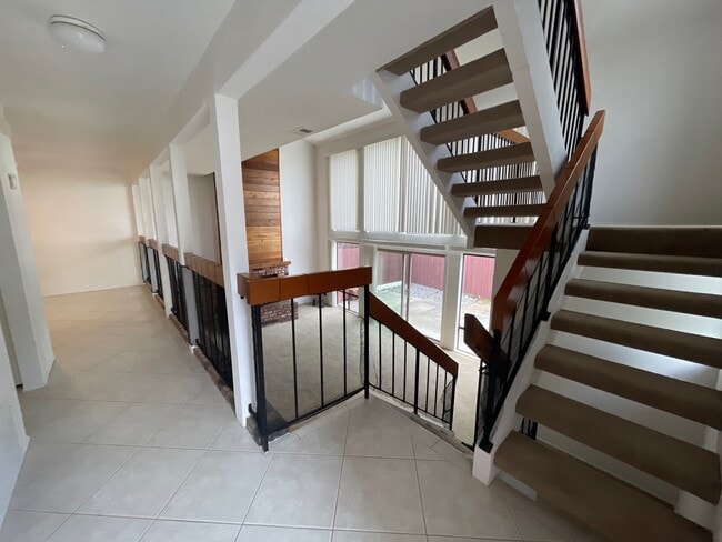 Building Photo - 2506 Levante St