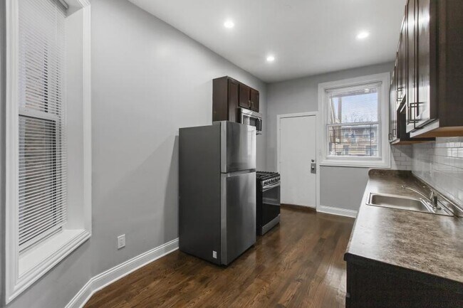 Foto del edificio - 3 bedroom in Chicago IL 60618