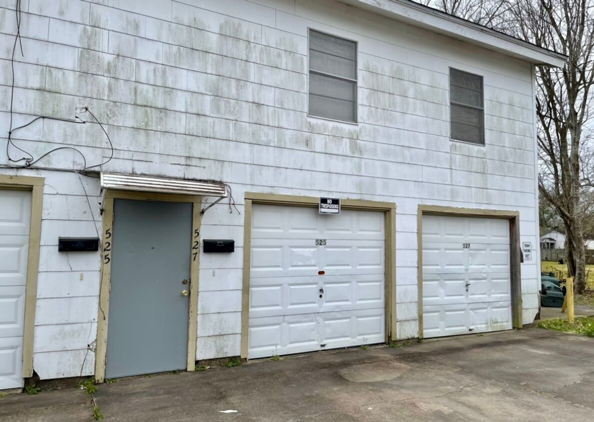 Primary Photo - 525-527 Campus St