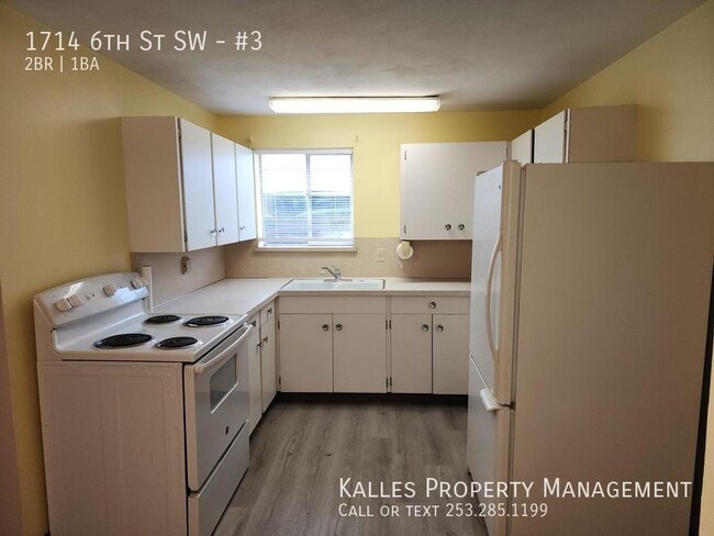 Building Photo - Cute 2 Bed 1 Bath Multi-Triplex