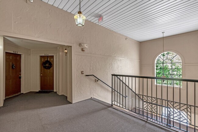 Foto del edificio - Luxurious 2 Level 2 Bedroom + Den 3 Bathro...
