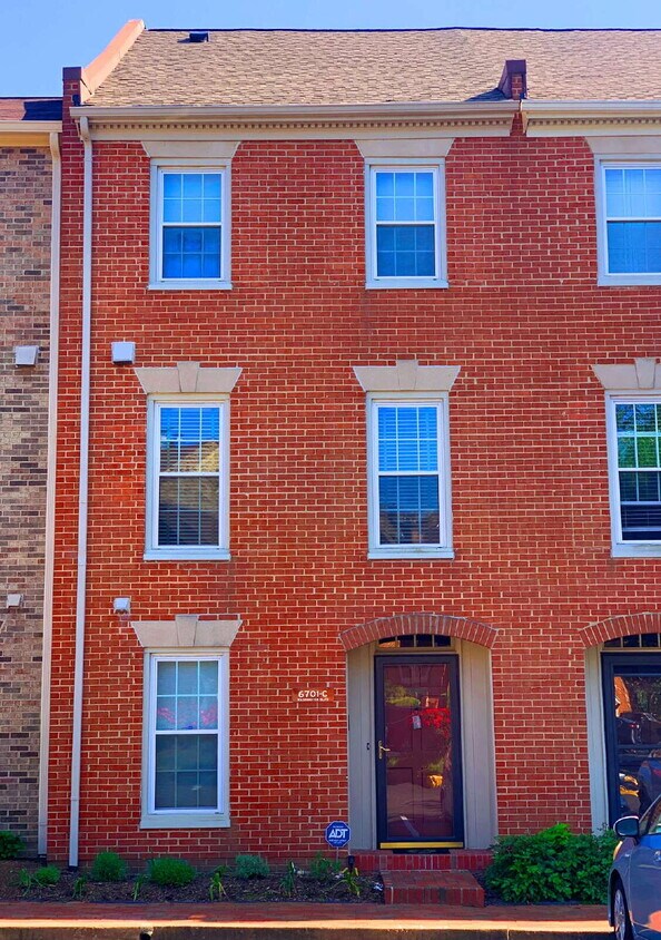 Foto principal - Sophisticated Townhome Steps from East Fal...