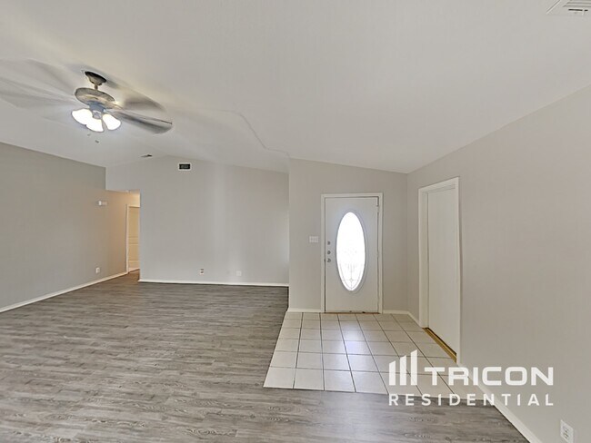 Foto del edificio - 901 Loganwood Dr