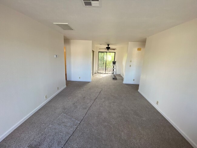 Building Photo - La Tierra Gardens - 2/1 Upstairs Apartment