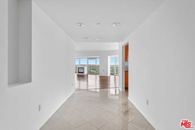 Building Photo - 13600 Marina Pointe Dr