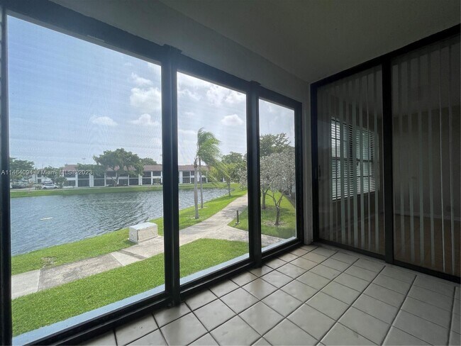 Building Photo - 203 Lake Pointe Dr