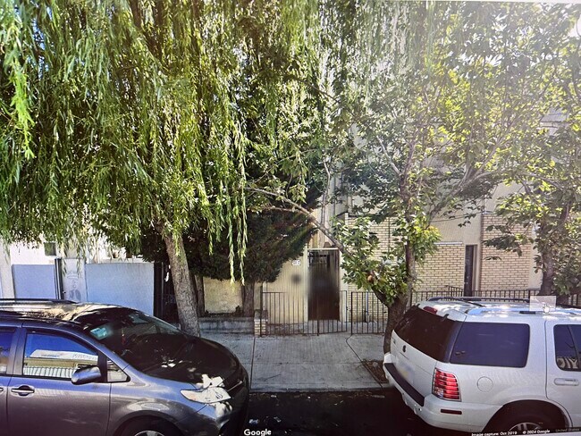 Entrada cerrada al patio y al apartamento. - 2855 Winton St