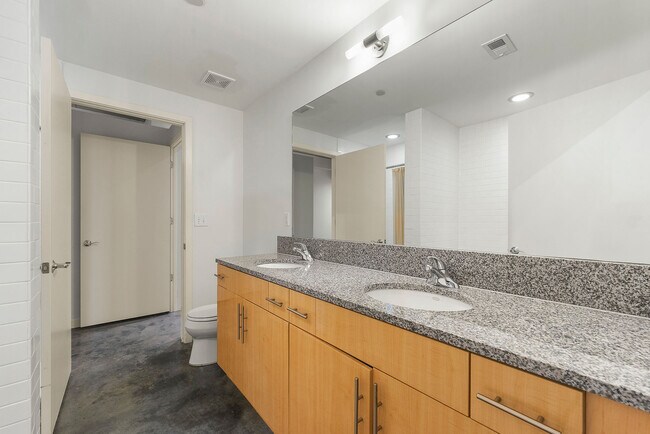Building Photo - 335 W Ponce de Leon Ave