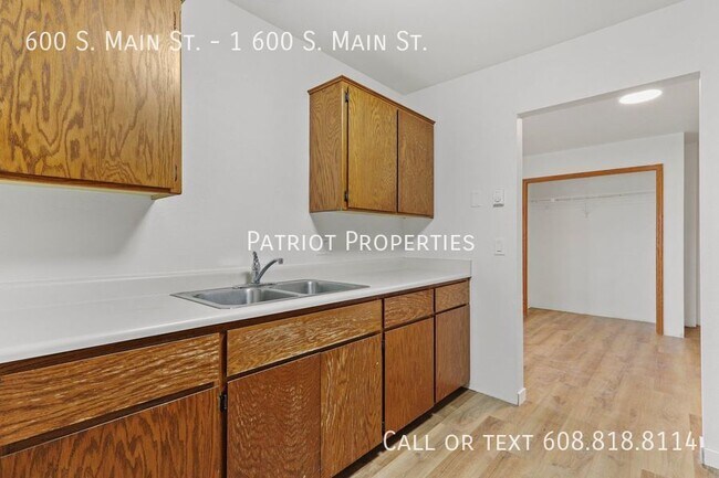 Building Photo - 3 bedroom/ 1 bath in Deerfield, WI