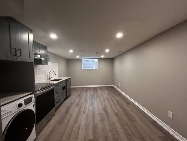 Building Photo - Elgin Cres