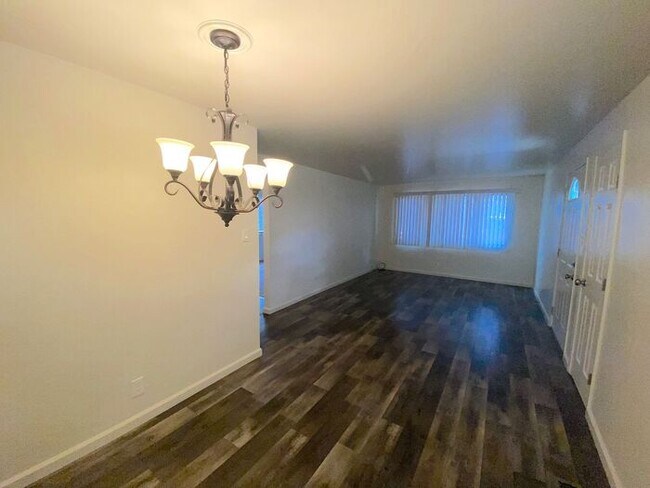 Building Photo - Charming Sparks Duplex - Yard/Garage/Centr...