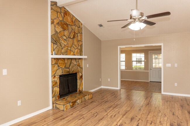 Foto del edificio - 102 Brian Dr