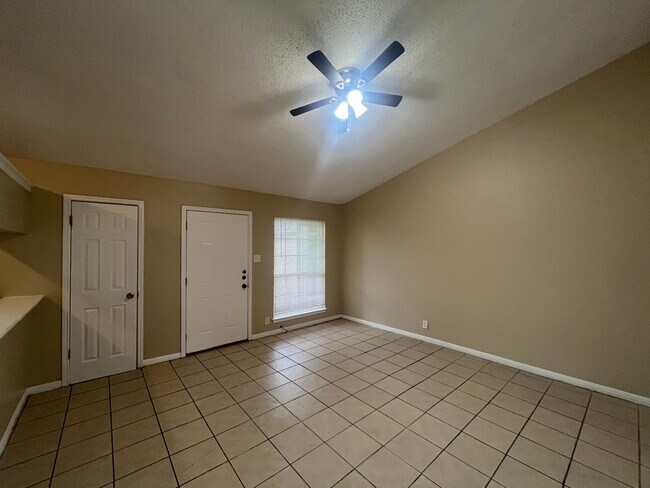 Building Photo - 5105 Meadow Cove