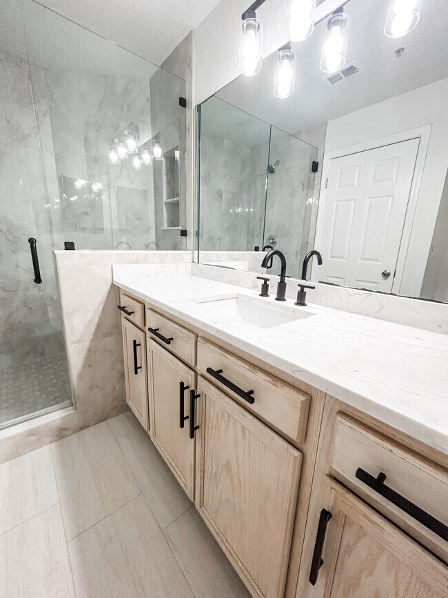 Building Photo - 5035 Sunridge Palms Dr