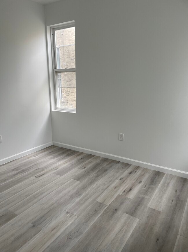 Habitación trasera con ventilador de techo - 3761 N 18th St