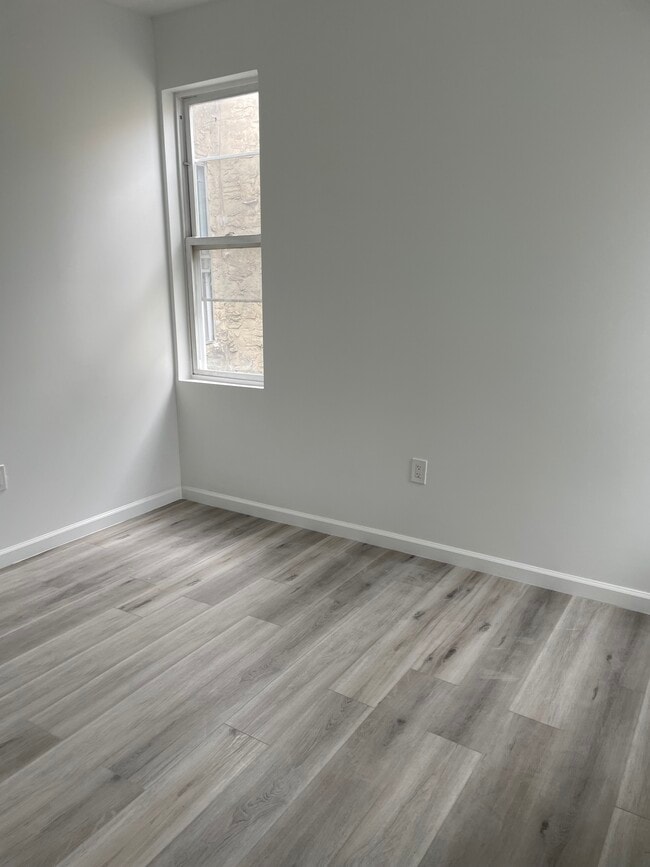 Rear room with ceiling fan - 3761 N 18th St