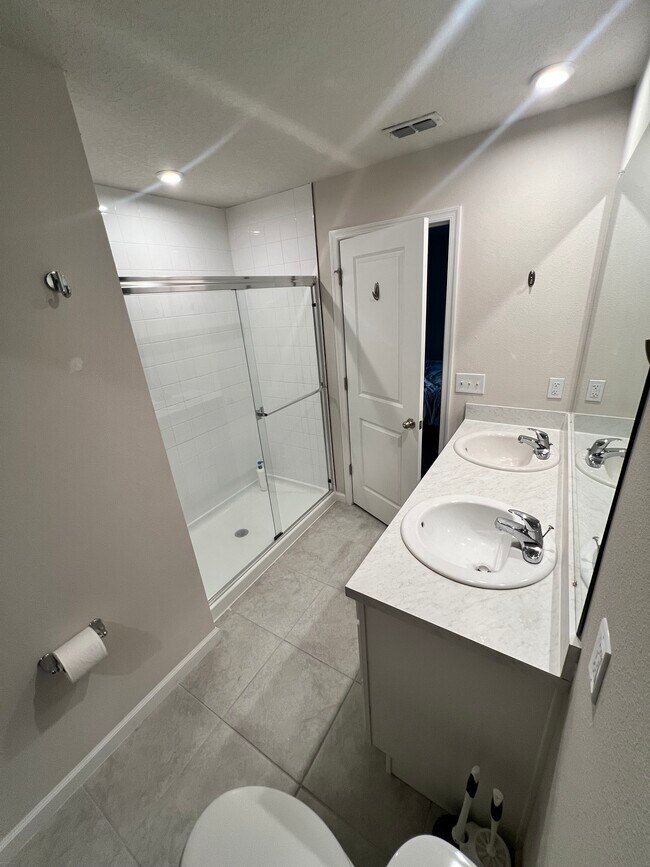 Building Photo - 5895 Creekside Crossing Dr