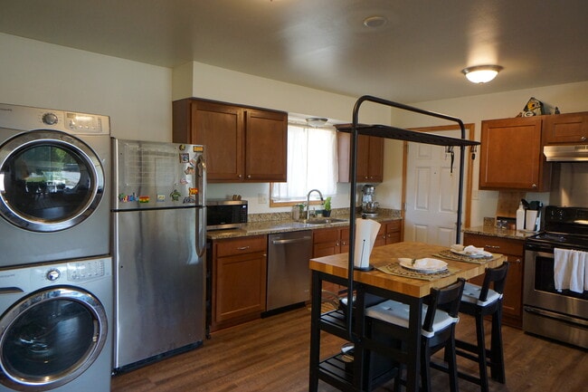 Big Beautiful Kitchen with In home Washer & Dryer - 2113 S Main St