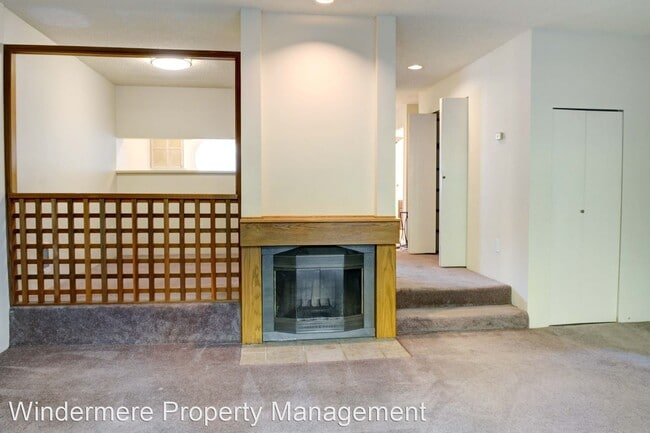 Building Photo - 3 br, 1.5 bath House - 22715 Lakeview Dr #J2