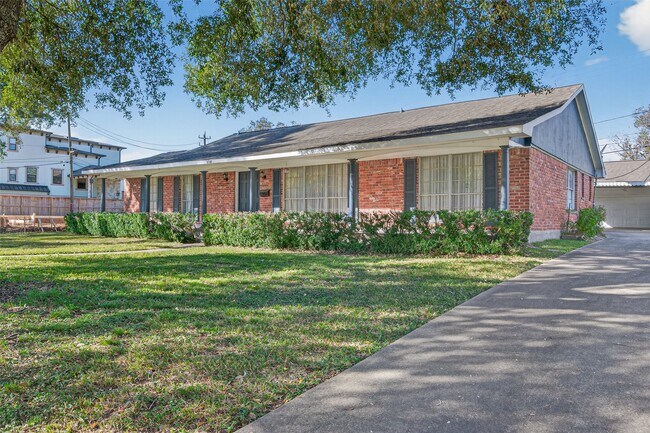 Building Photo - 9310 Cliffwood Dr