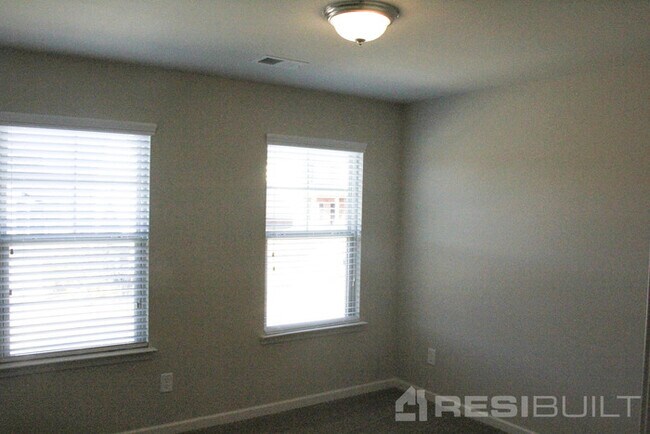 Building Photo - 212 Sableshire Way