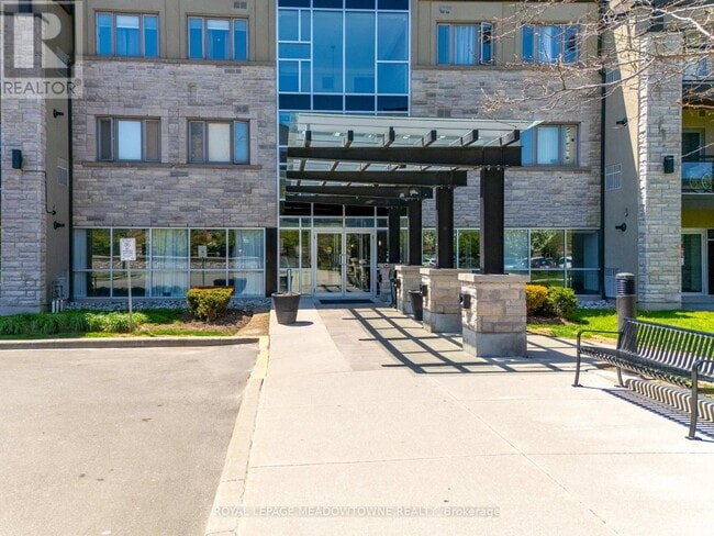 Building Photo - 570 Lolita Gardens