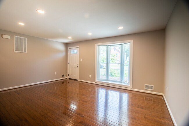 Building Photo - Beautiful 3 BR/ 2 BA Single-Family Home in...