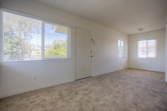 Foto del edificio - Charming Upstairs One Bedroom in Crown Poi...
