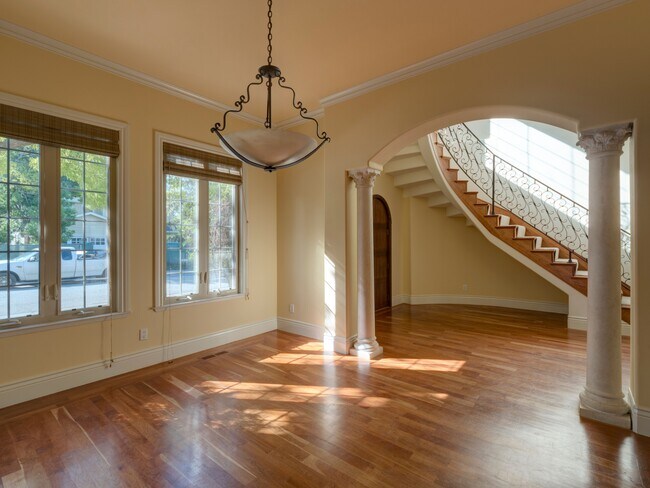 Building Photo - 740 Mayview Ave