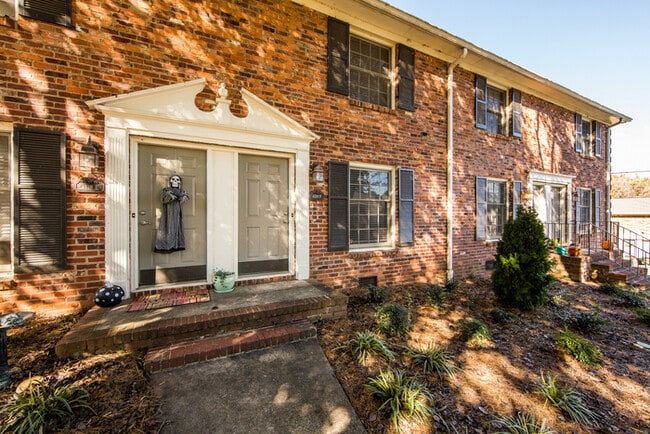Building Photo - Charming 2BD/1BA Townhouse at Cotswold!