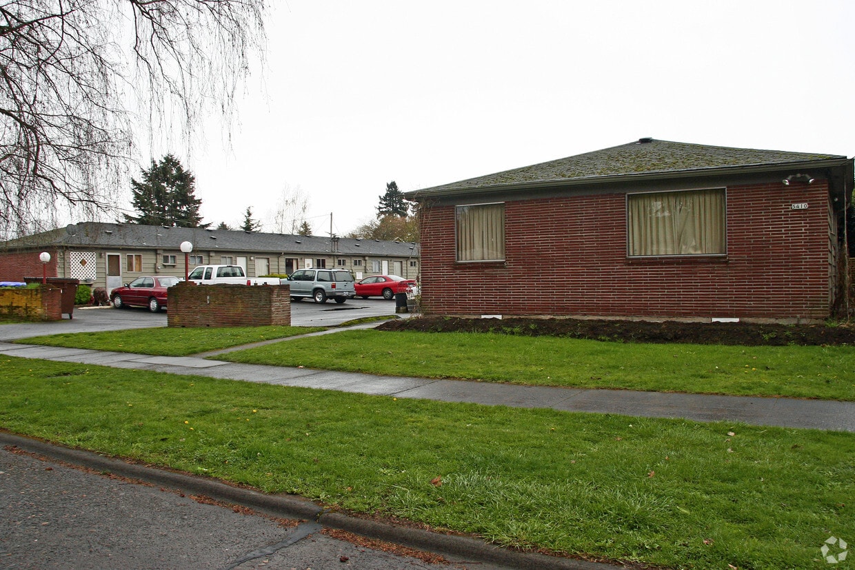 Building Photo - 5410 SE Schiller St