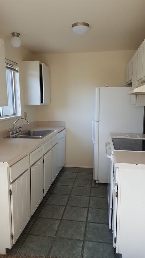 Building Photo - Charming Condo with Spacious Layout – Move-In Mid-August