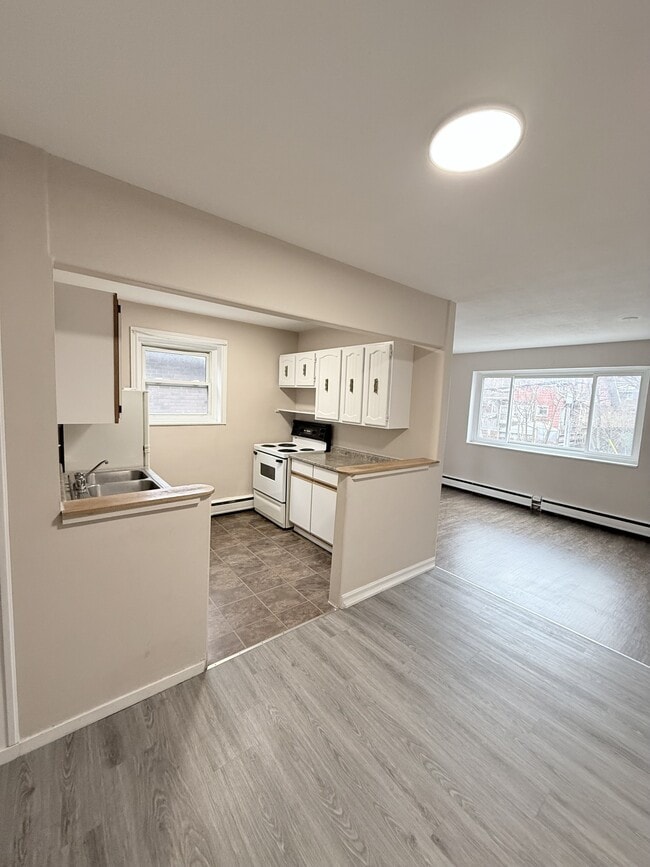 Building Photo - 1590 Ouellette Ave