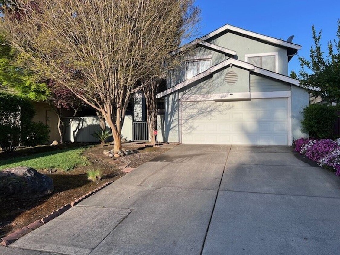 Freshly painted Pocket home close to schools and shopping. - Freshly painted Pocket home close to schools and shopping.