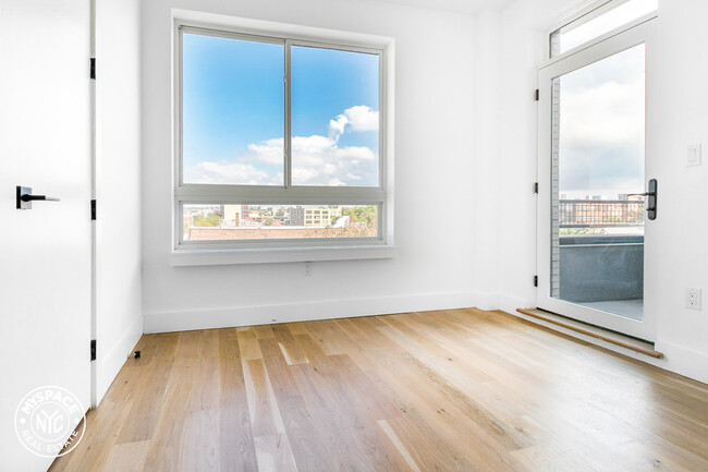 Foto del edificio - 246 Johnson Ave
