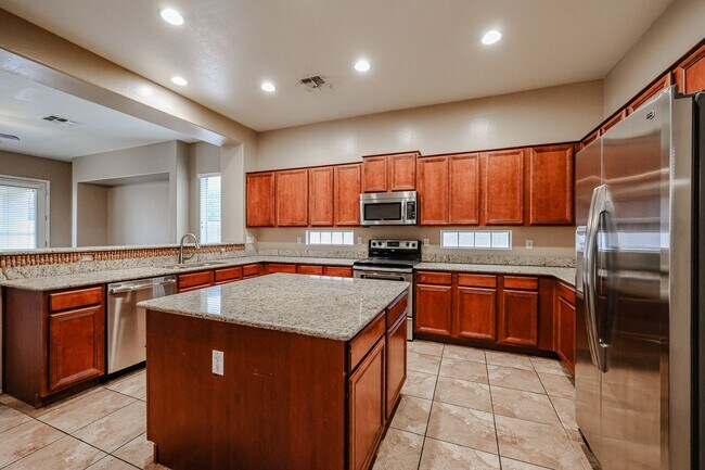 Building Photo - Spacious 4 Bed, 2.5 Bath 2 Story Home in S...