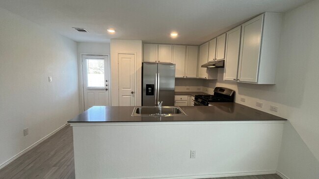 Foto del edificio - Charming 3-Bedroom Home in Ruby Crossing