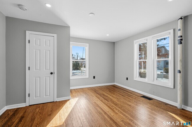 Building Photo - 33 Maple St