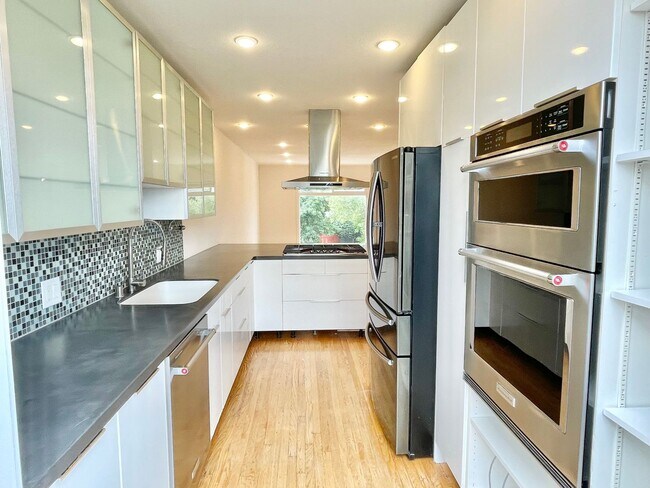 Building Photo - 3BD/2BA+Office Classic Portola Valley Home...