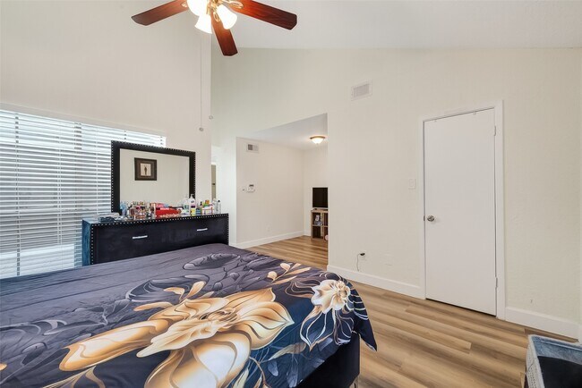 Building Photo - 3200 S Gessner Rd