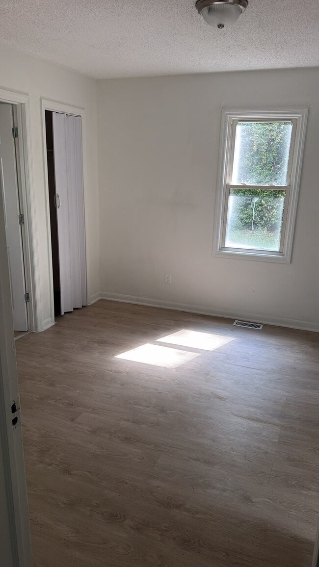Building Photo - 302 Lakeview Heights