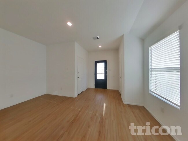 Foto del edificio - 1911 Ballesteros St