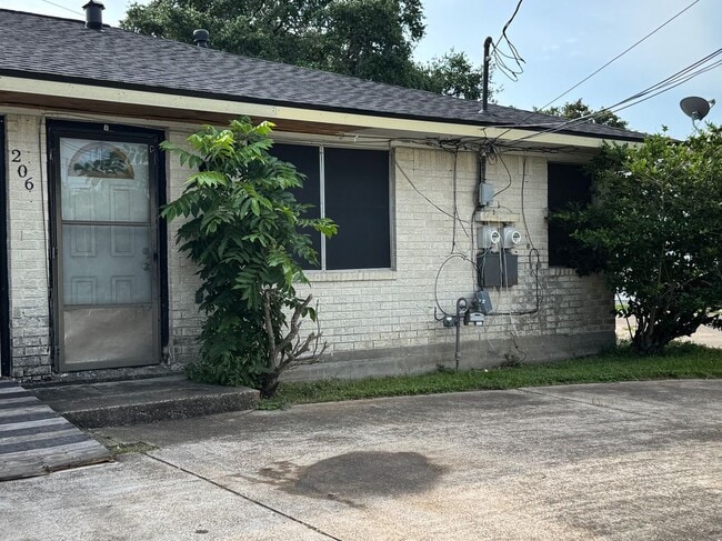Building Photo - 206 Robertson St