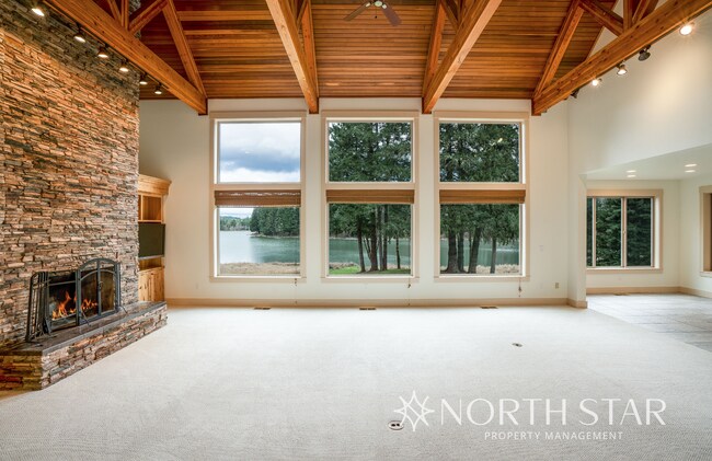 Foto del edificio - Gorgeous, Gated and Lake Front in Oregon City