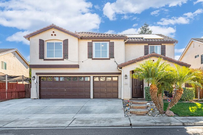 Building Photo - Spacious 4 bedroom home with SOLAR Panels ...