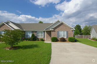 Building Photo - 2560 Saddleback Dr